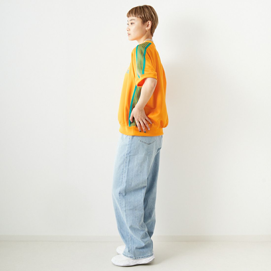 Needles [ニードルズ] 別注 ショートスリーブクルーネックトラックシャツ [MR558-JF] ORANGE&&モデル身長：160cm 着用サイズ：2&&