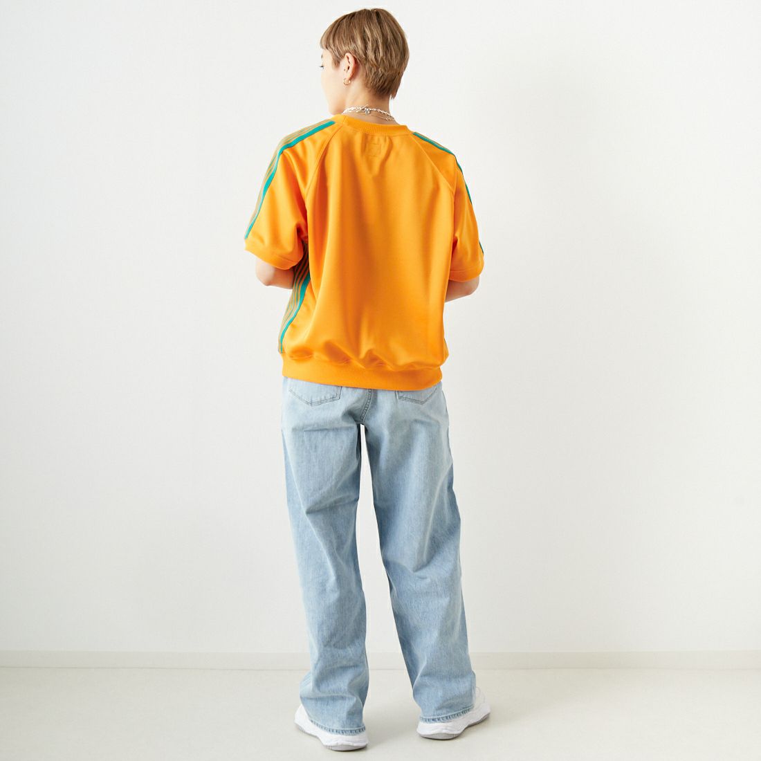 Needles [ニードルズ] 別注 ショートスリーブクルーネックトラックシャツ [MR558-JF] ORANGE&&モデル身長：160cm 着用サイズ：2&&