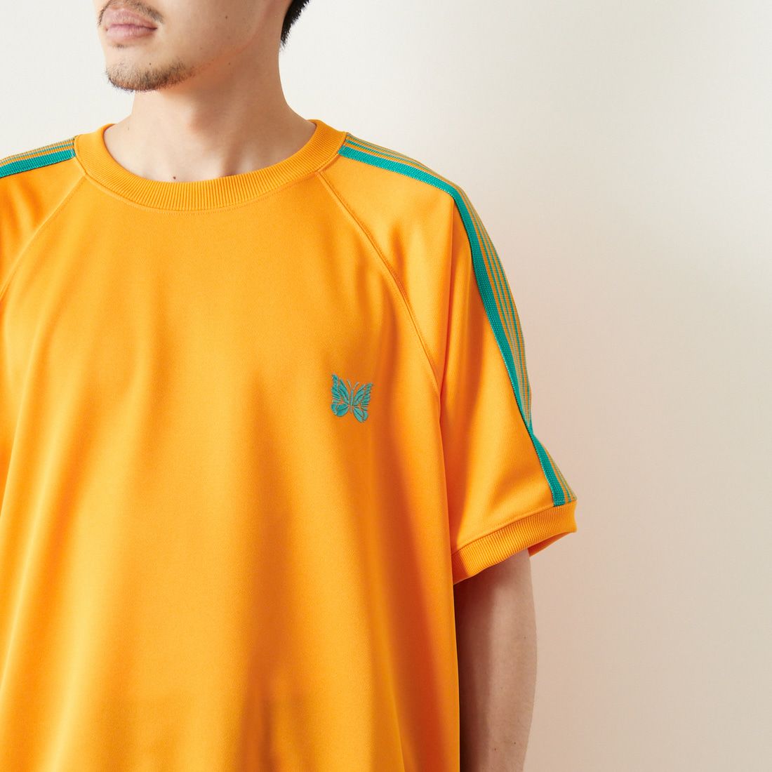 Needles [ニードルズ] 別注 ショートスリーブクルーネックトラックシャツ [MR558-JF] ORANGE &&モデル身長：168cm 着用サイズ：L&&