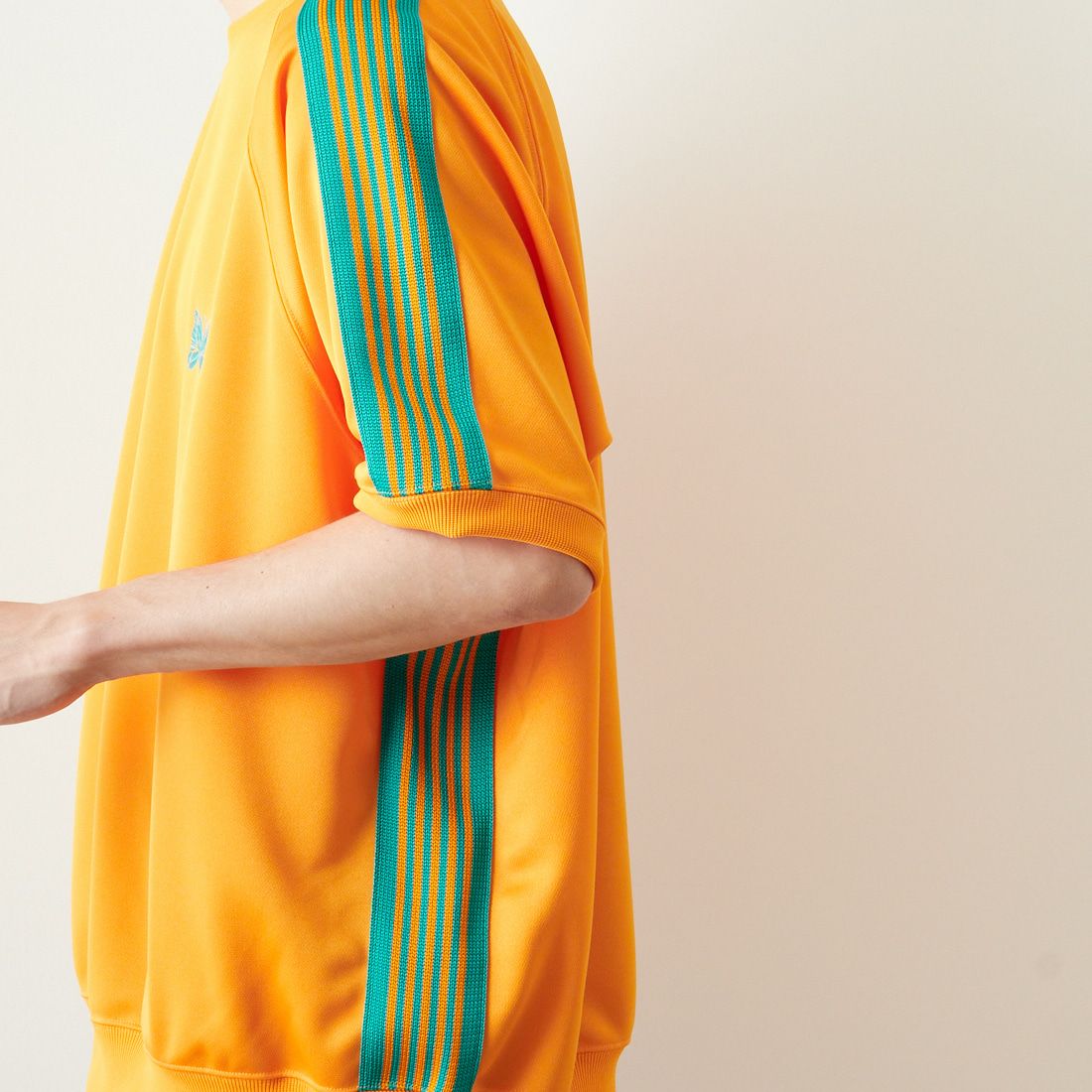 Needles [ニードルズ] 別注 ショートスリーブクルーネックトラックシャツ [MR558-JF] ORANGE &&モデル身長：168cm 着用サイズ：L&&