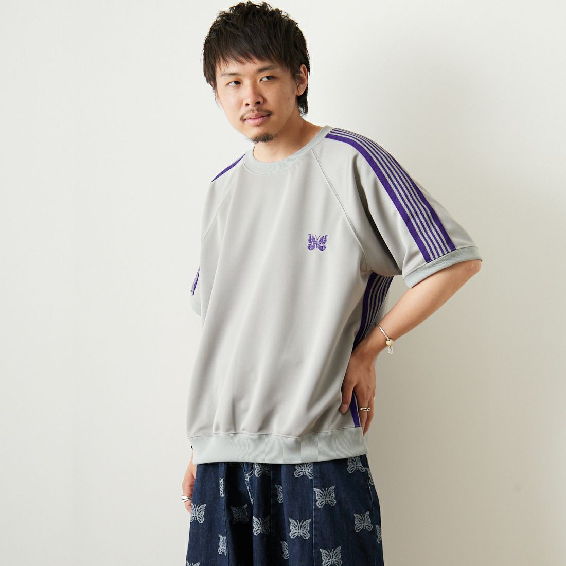 Needles [ニードルズ] 別注 ショートスリーブクルーネックトラックシャツ [MR558-JF] GREY &&モデル身長：173cm 着用サイズ：L&&