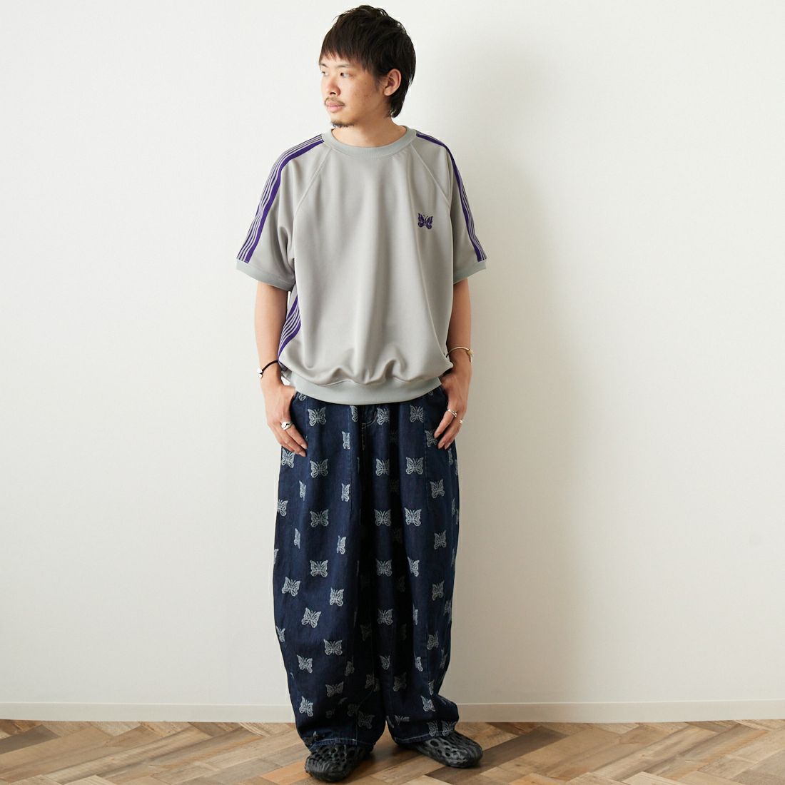 Needles [ニードルズ] 別注 ショートスリーブクルーネックトラックシャツ [MR558-JF] GREY &&モデル身長：173cm 着用サイズ：L&&