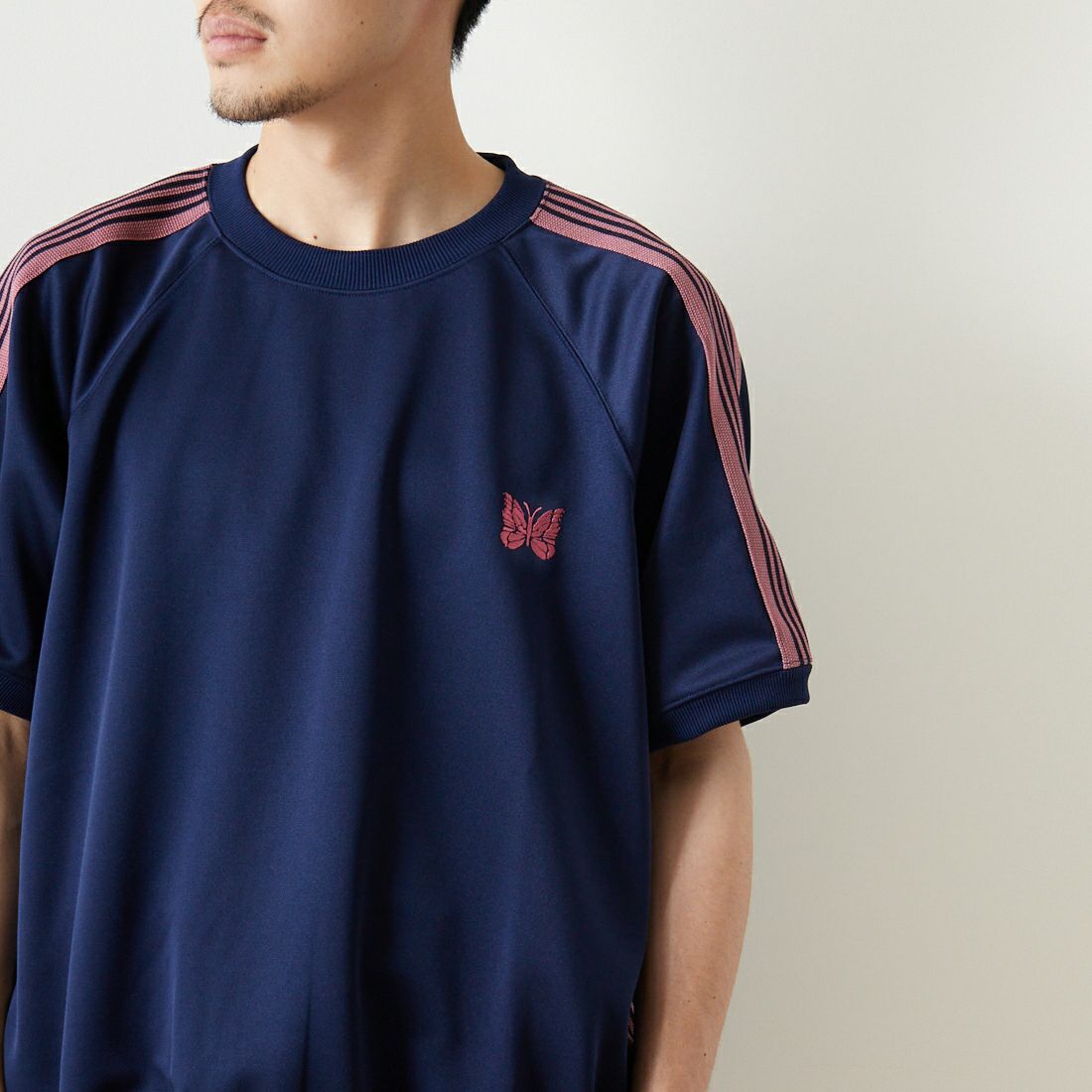 Needles [ニードルズ] 別注 ショートスリーブクルーネックトラックシャツ [MR558-JF] NAVY &&モデル身長：168cm 着用サイズ：M&&