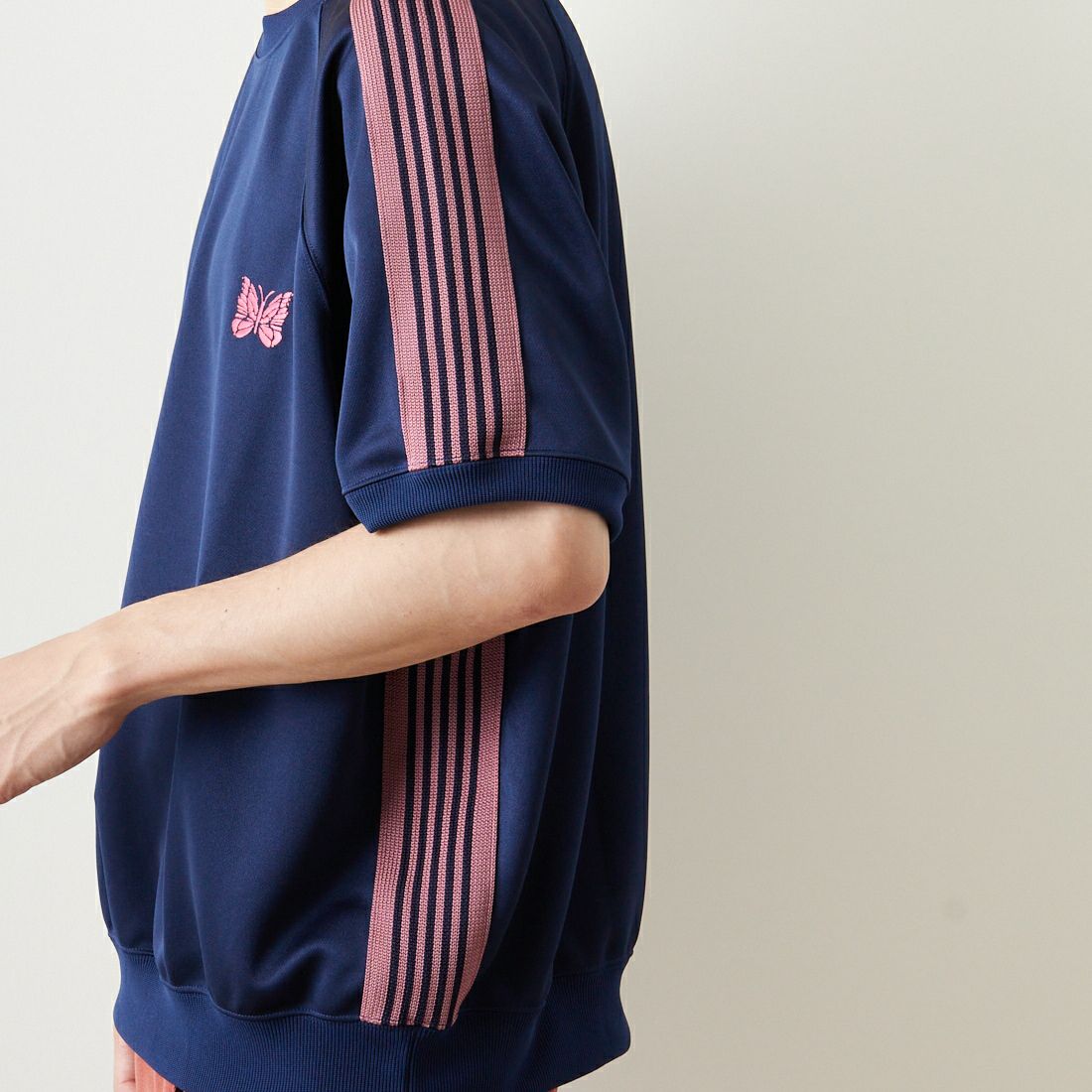 Needles [ニードルズ] 別注 ショートスリーブクルーネックトラックシャツ [MR558-JF] NAVY &&モデル身長：168cm 着用サイズ：M&&