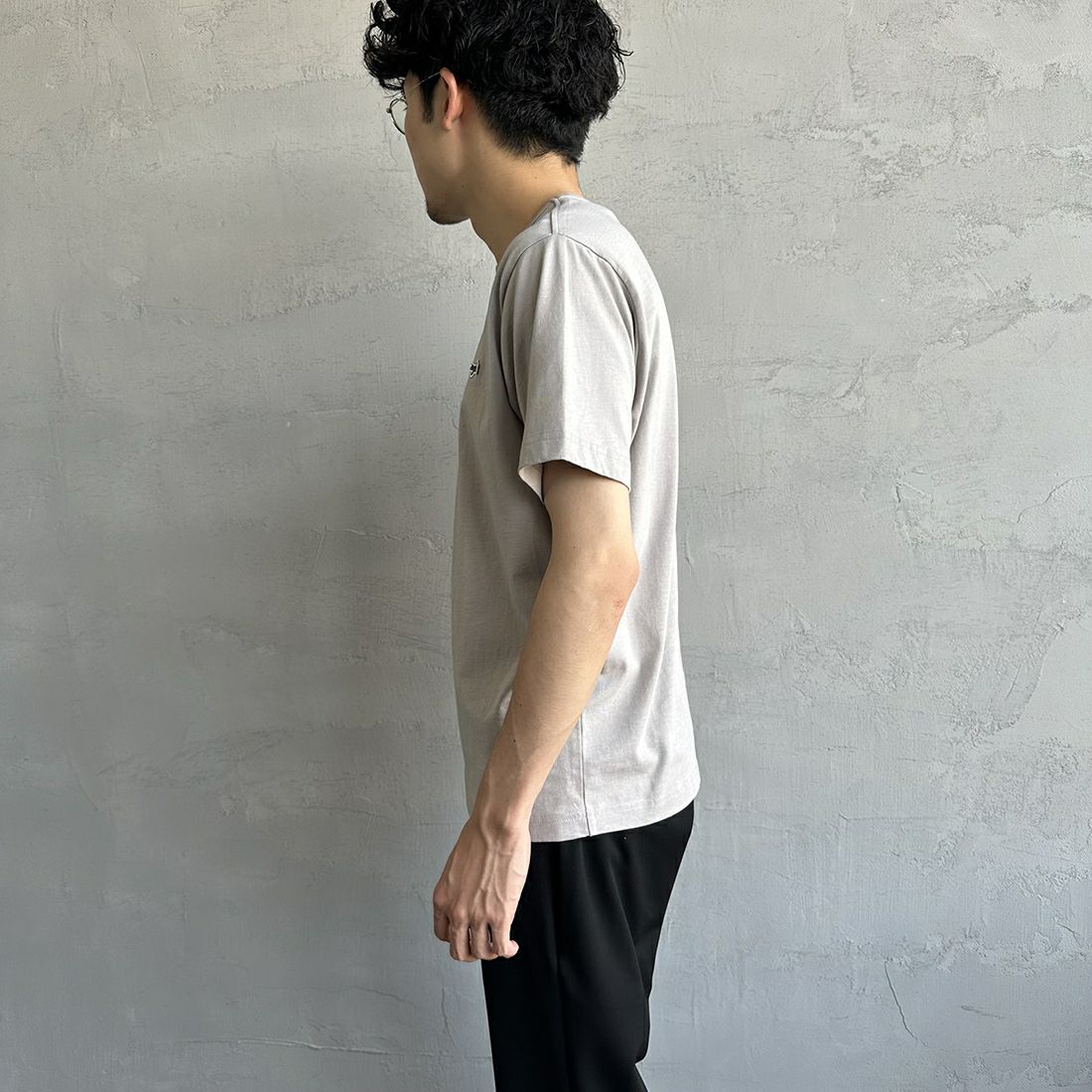 THE FOX [ザフォックス] 別注 ワンポイントロゴ ショートスリーブTシャツ [PN23S016-JF] GREIGE &&モデル身長：168cm 着用サイズ：M&&