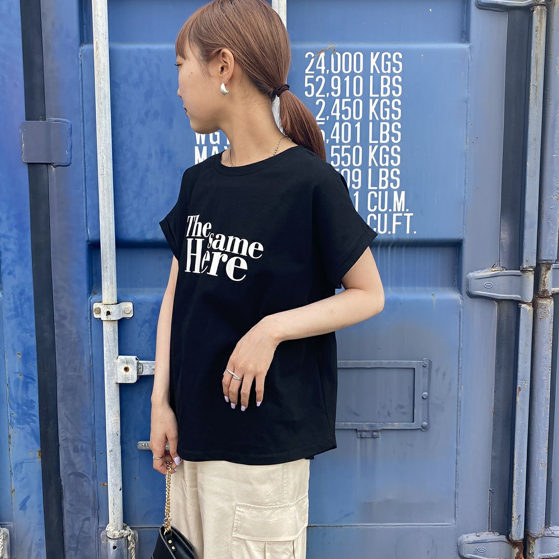 Maison de L'allure [メゾン ドゥ ラリュール] 光沢ラバーロゴプリントTシャツ [23122003] BLACK &&モデル身長：156cm 着用サイズ：F&&