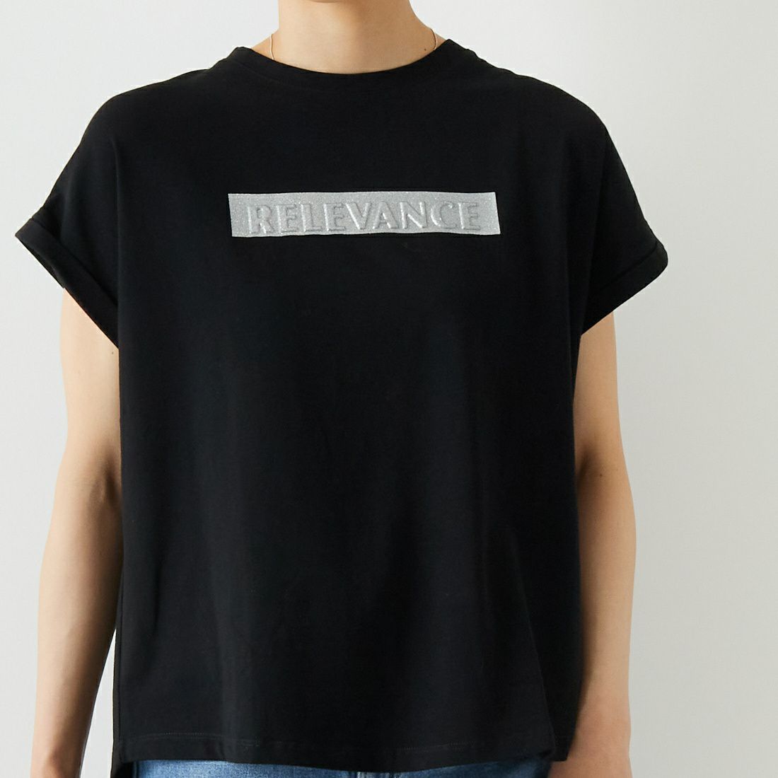 Maison de L'allure [メゾン ドゥ ラリュール] エンボスラメロゴプリントTシャツ [23122004] BLACK &&モデル身長：160cm 着用サイズ：F&&