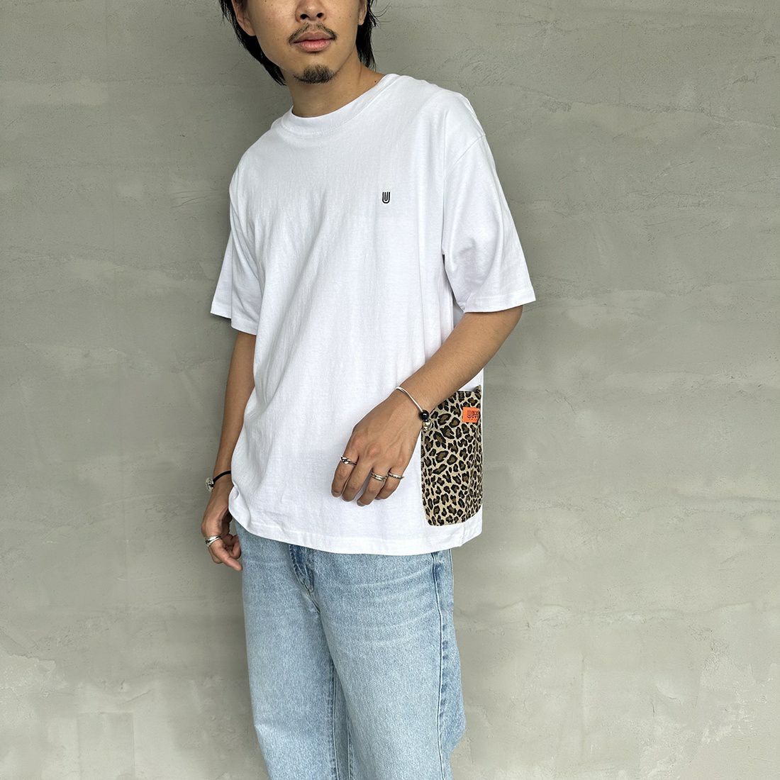 UNIVERSAL OVERALL [ユニバーサルオーバーオール] 別注 カバーオールTシャツ [U2311280IN-JF] WHT/LEO BE&&モデル身長：173cm 着用サイズ：M&&