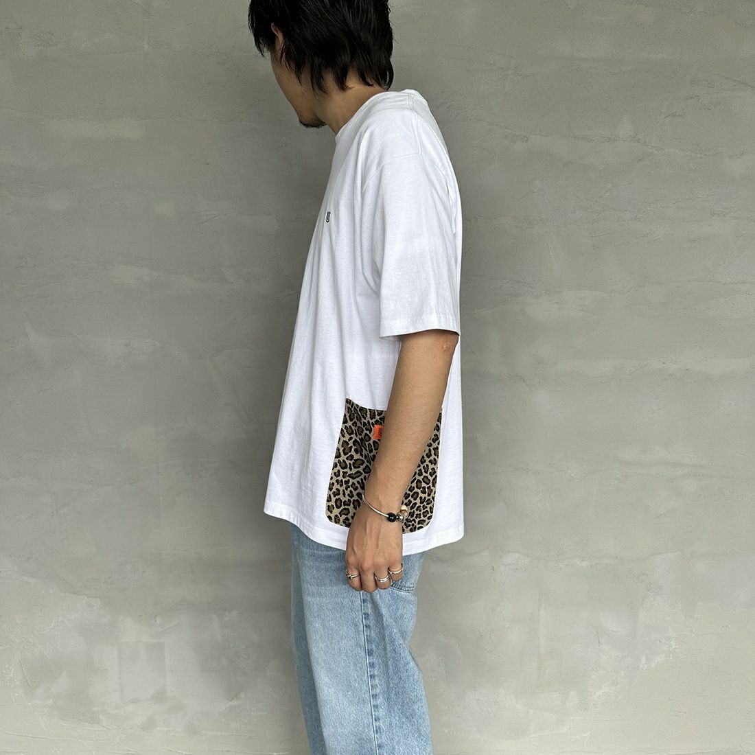 UNIVERSAL OVERALL [ユニバーサルオーバーオール] 別注 カバーオールTシャツ [U2311280IN-JF] WHT/LEO BE&&モデル身長：173cm 着用サイズ：M&&