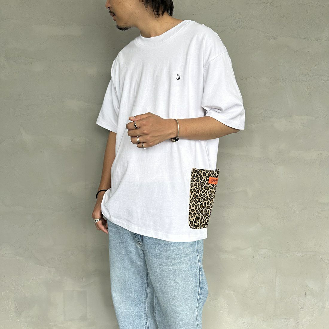 UNIVERSAL OVERALL [ユニバーサルオーバーオール] 別注 カバーオールTシャツ [U2311280IN-JF] WHT/LEO BE&&モデル身長：173cm 着用サイズ：L&&