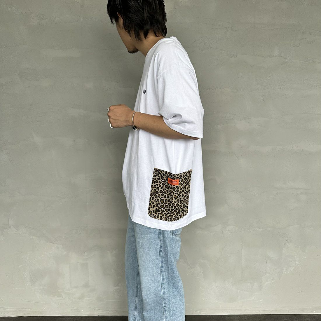 UNIVERSAL OVERALL [ユニバーサルオーバーオール] 別注 カバーオールTシャツ [U2311280IN-JF] WHT/LEO BE&&モデル身長：173cm 着用サイズ：L&&