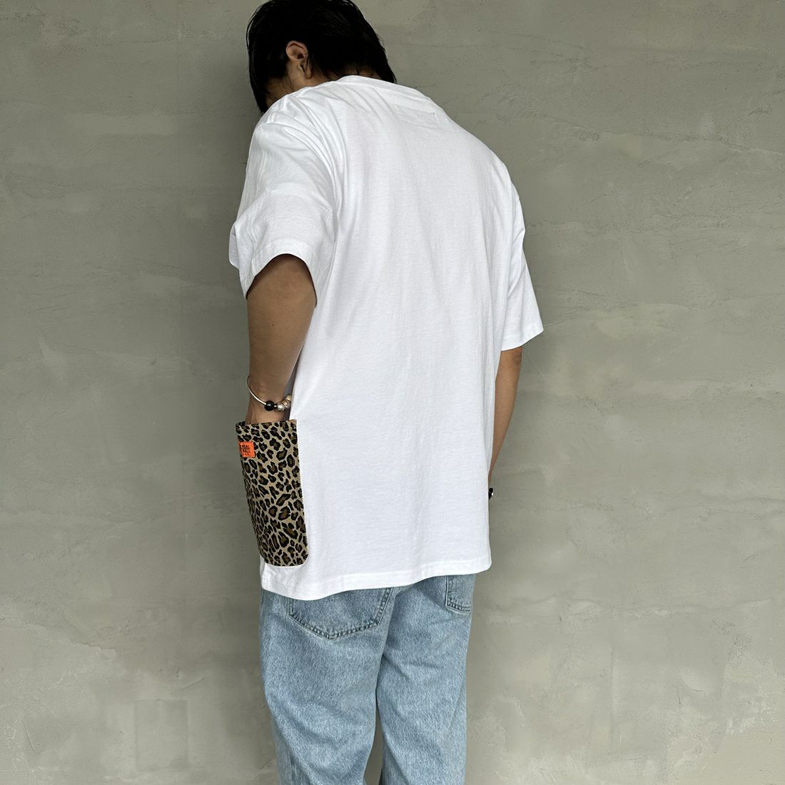 UNIVERSAL OVERALL [ユニバーサルオーバーオール] 別注 カバーオールTシャツ [U2311280IN-JF] WHT/LEO BE&&モデル身長：173cm 着用サイズ：L&&