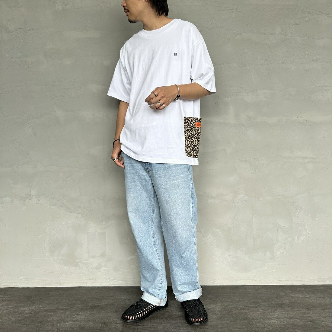UNIVERSAL OVERALL [ユニバーサルオーバーオール] 別注 カバーオールTシャツ [U2311280IN-JF] WHT/LEO BE&&モデル身長：173cm 着用サイズ：L&&