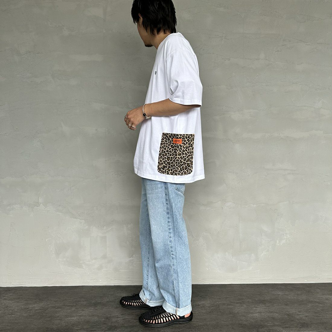 UNIVERSAL OVERALL [ユニバーサルオーバーオール] 別注 カバーオールTシャツ [U2311280IN-JF] WHT/LEO BE&&モデル身長：173cm 着用サイズ：L&&