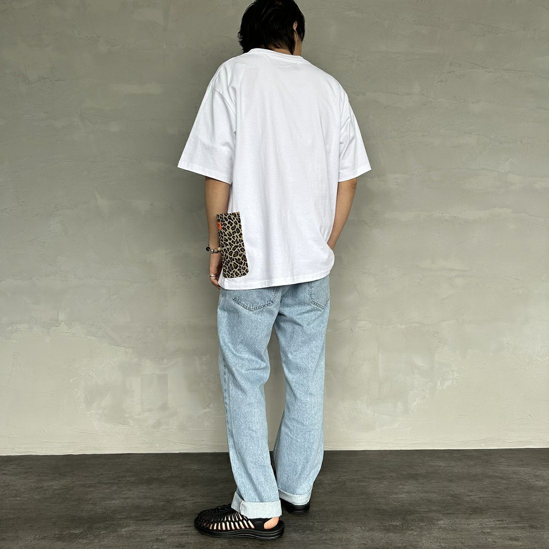 UNIVERSAL OVERALL [ユニバーサルオーバーオール] 別注 カバーオールTシャツ [U2311280IN-JF] WHT/LEO BE&&モデル身長：173cm 着用サイズ：L&&
