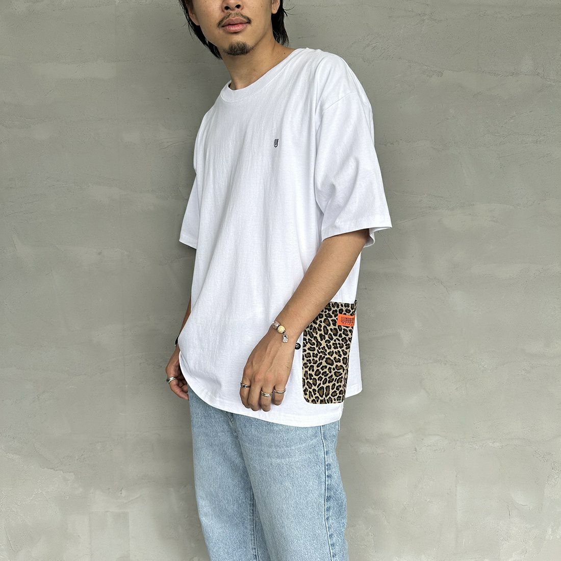 UNIVERSAL OVERALL [ユニバーサルオーバーオール] 別注 カバーオールTシャツ [U2311280IN-JF] WHT/LEO BE&&モデル身長：173cm 着用サイズ：XL&&