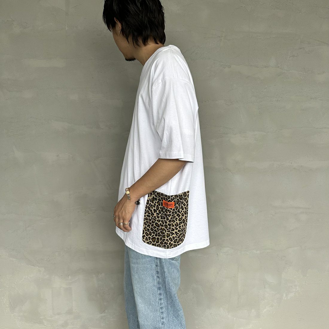 UNIVERSAL OVERALL [ユニバーサルオーバーオール] 別注 カバーオールTシャツ [U2311280IN-JF] WHT/LEO BE&&モデル身長：173cm 着用サイズ：XL&&