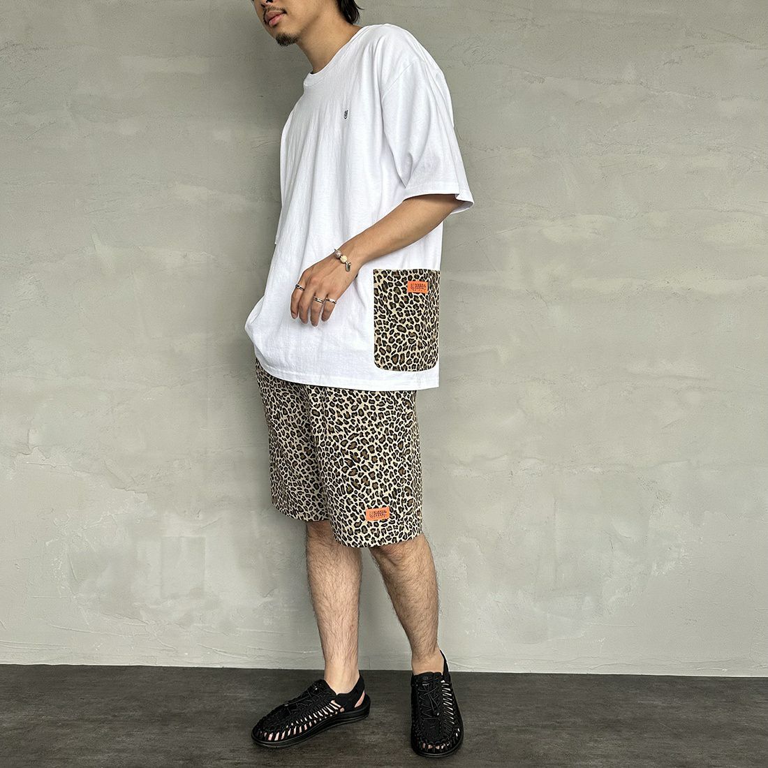 UNIVERSAL OVERALL [ユニバーサルオーバーオール] 別注 カバーオールTシャツ [U2311280IN-JF] WHT/LEO BE&&モデル身長：173cm 着用サイズ：XL&&