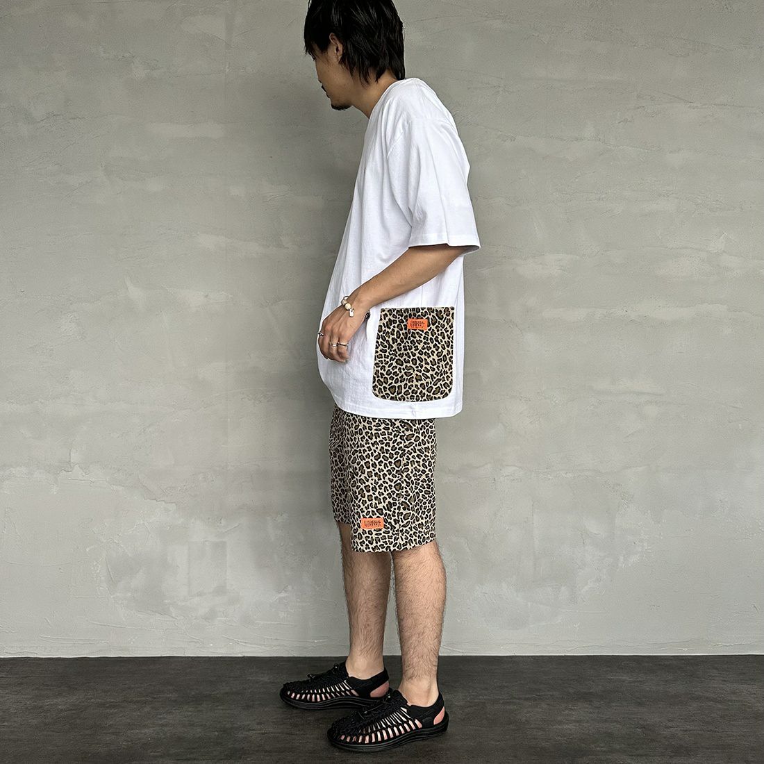 UNIVERSAL OVERALL [ユニバーサルオーバーオール] 別注 カバーオールTシャツ [U2311280IN-JF] WHT/LEO BE&&モデル身長：173cm 着用サイズ：XL&&