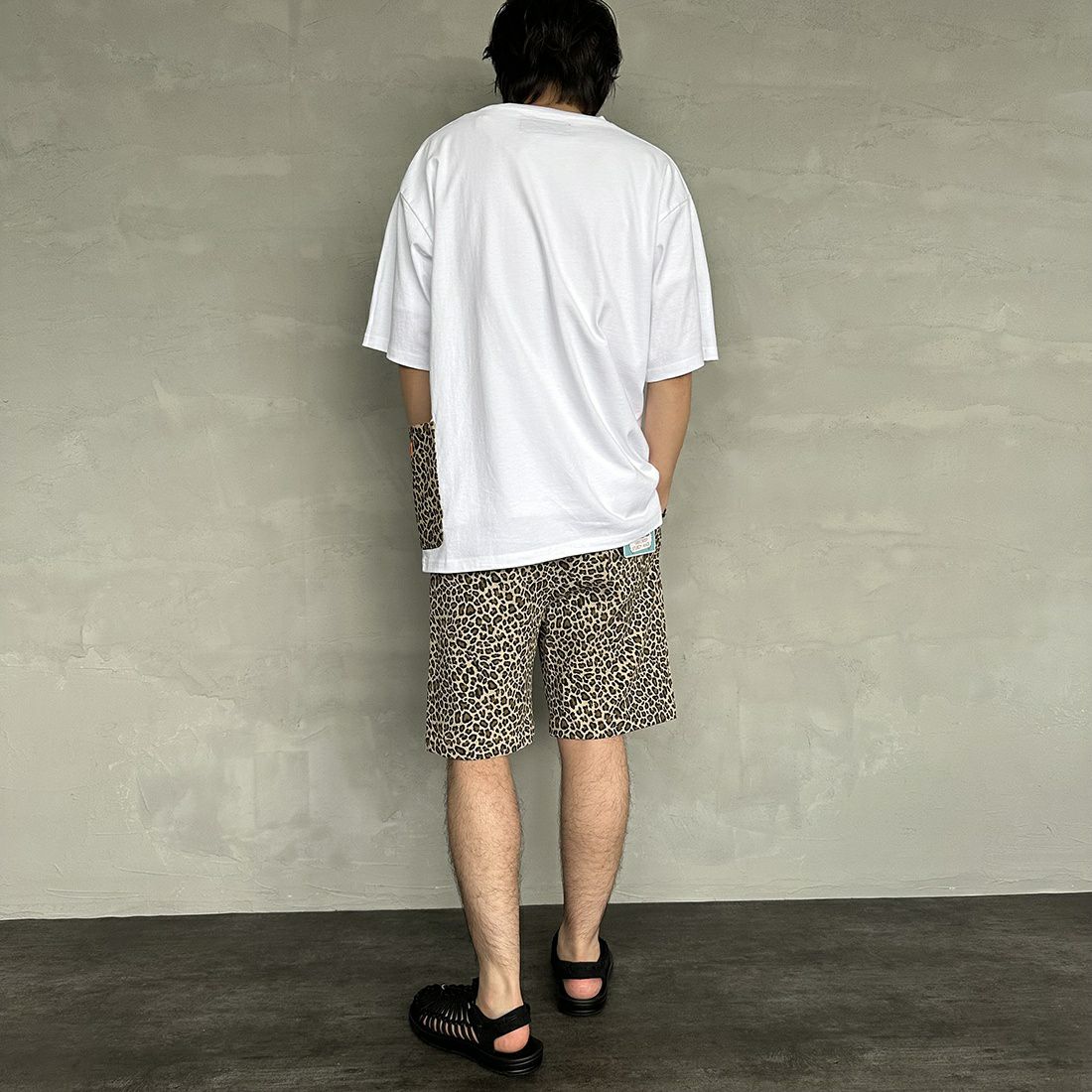 UNIVERSAL OVERALL [ユニバーサルオーバーオール] 別注 カバーオールTシャツ [U2311280IN-JF] WHT/LEO BE&&モデル身長：173cm 着用サイズ：XL&&