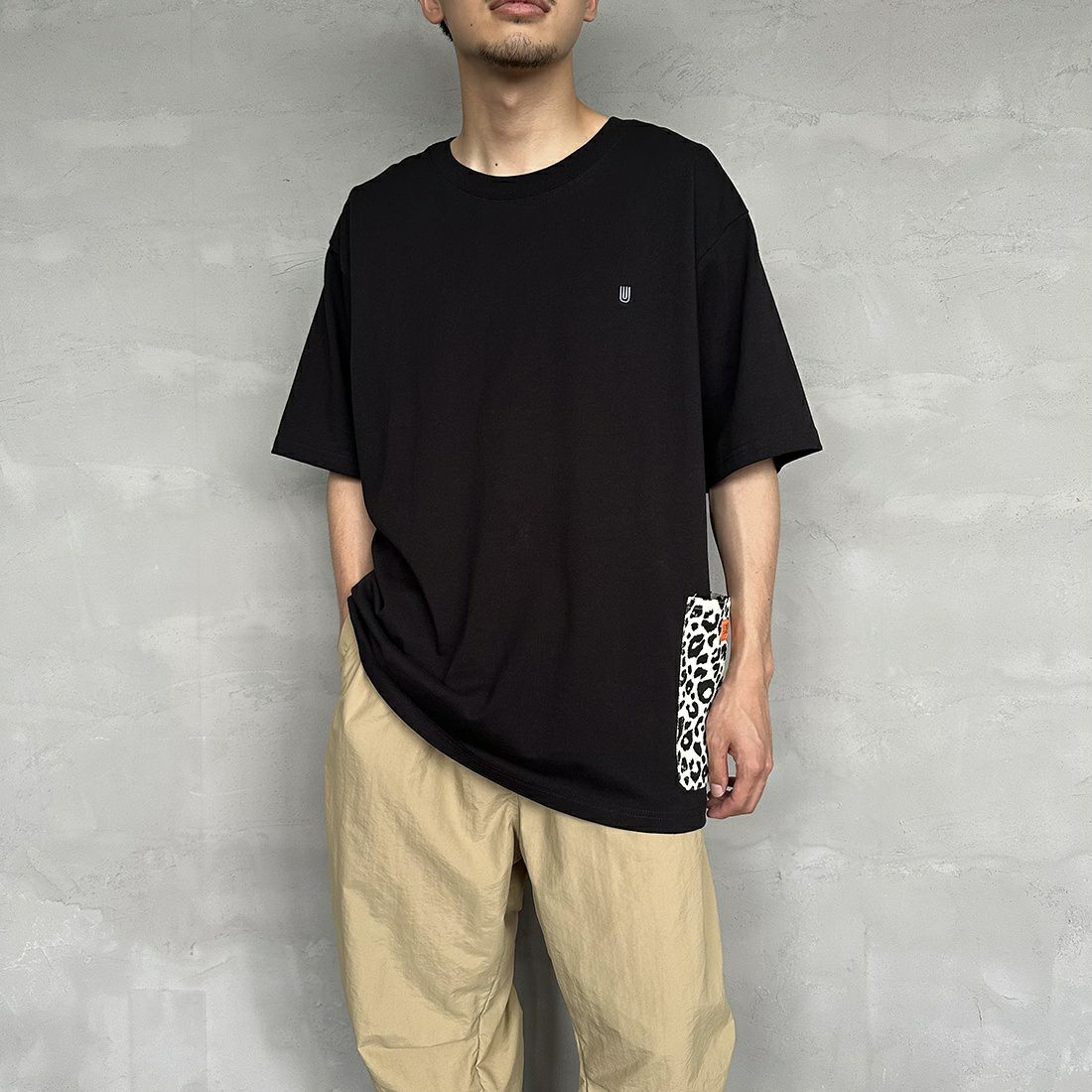 UNIVERSAL OVERALL [ユニバーサルオーバーオール] 別注 カバーオールTシャツ [U2311280IN-JF] BLK/LEO WH&&モデル身長：168cm 着用サイズ：XL&&