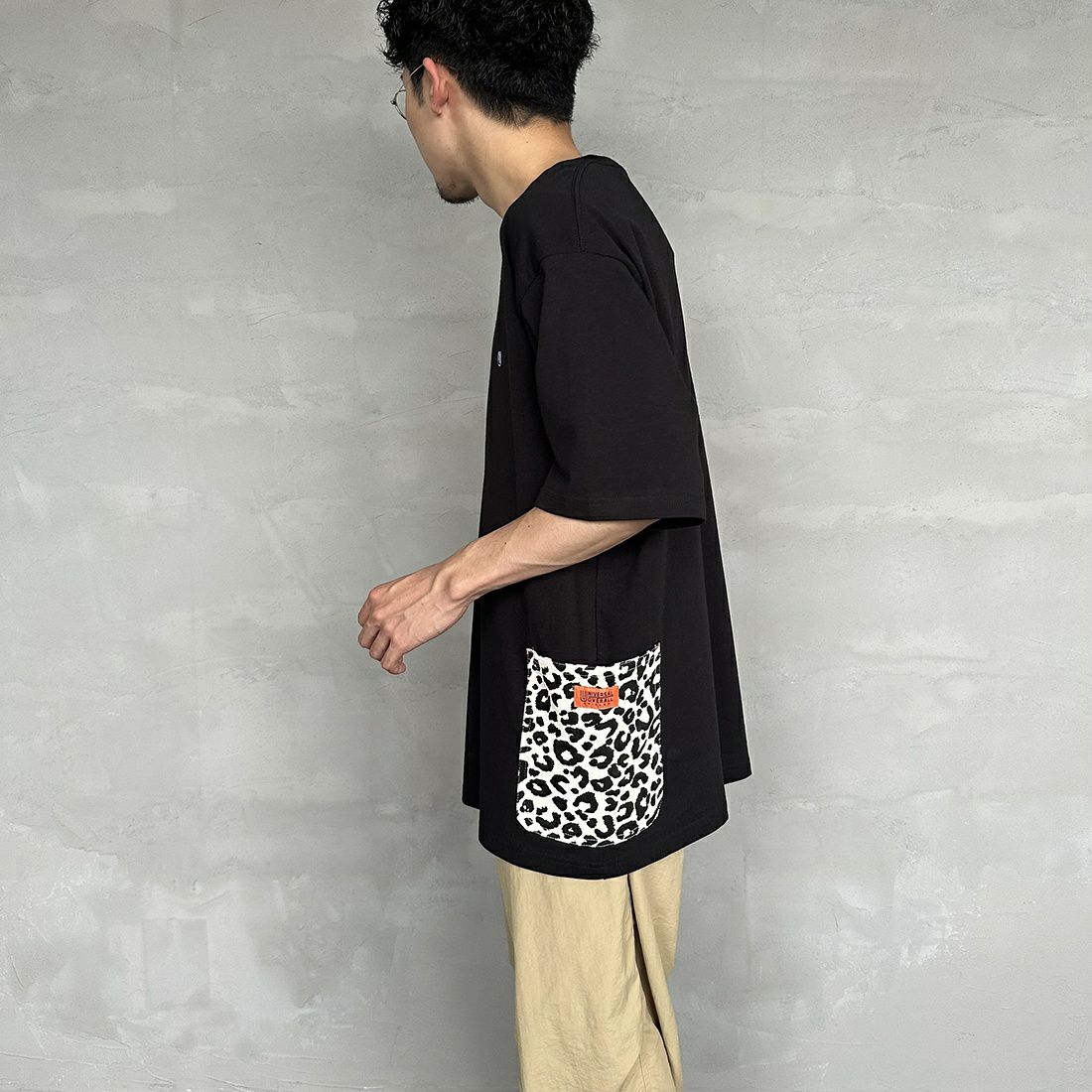 UNIVERSAL OVERALL [ユニバーサルオーバーオール] 別注 カバーオールTシャツ [U2311280IN-JF] BLK/LEO WH&&モデル身長：168cm 着用サイズ：XL&&