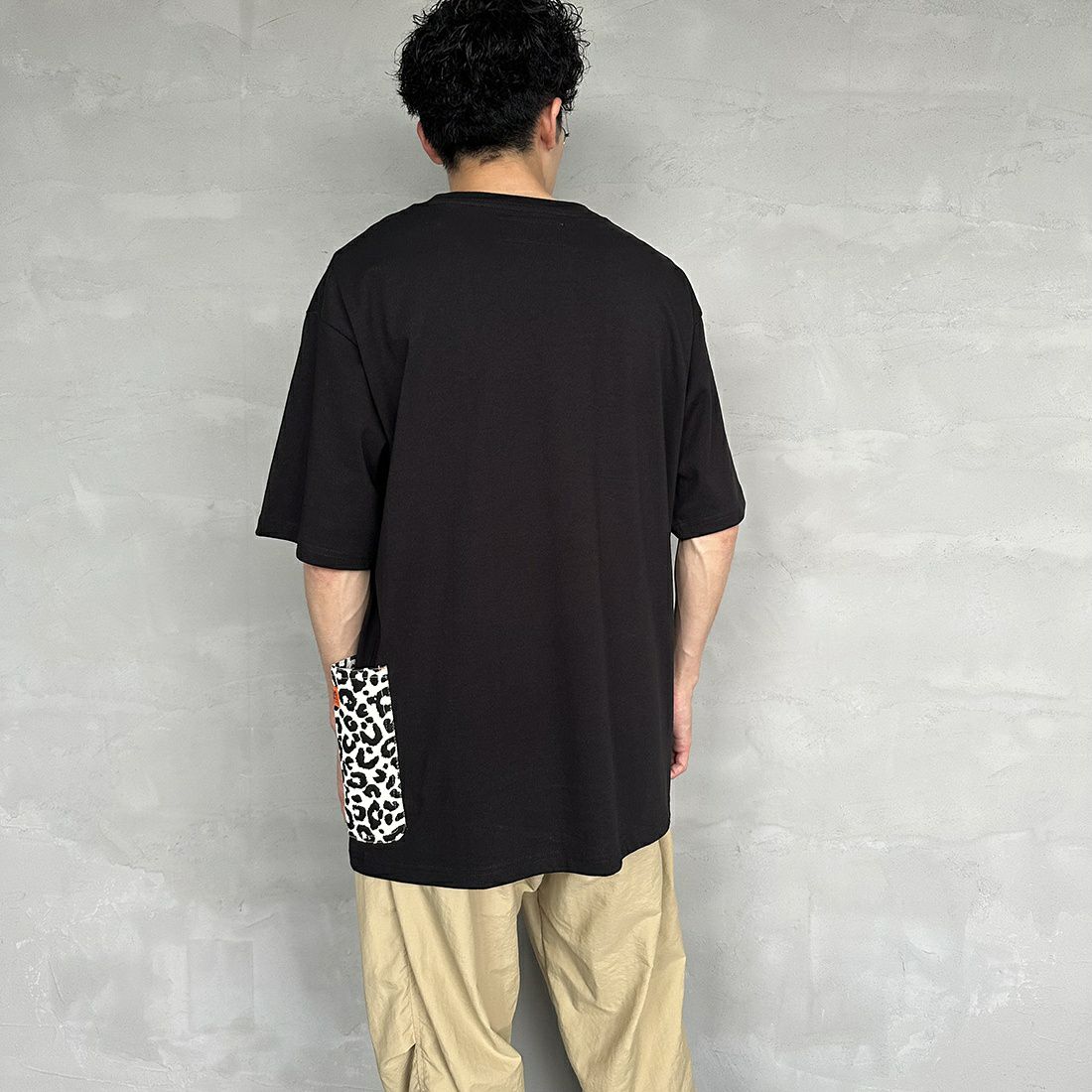 UNIVERSAL OVERALL [ユニバーサルオーバーオール] 別注 カバーオールTシャツ [U2311280IN-JF] BLK/LEO WH&&モデル身長：168cm 着用サイズ：XL&&