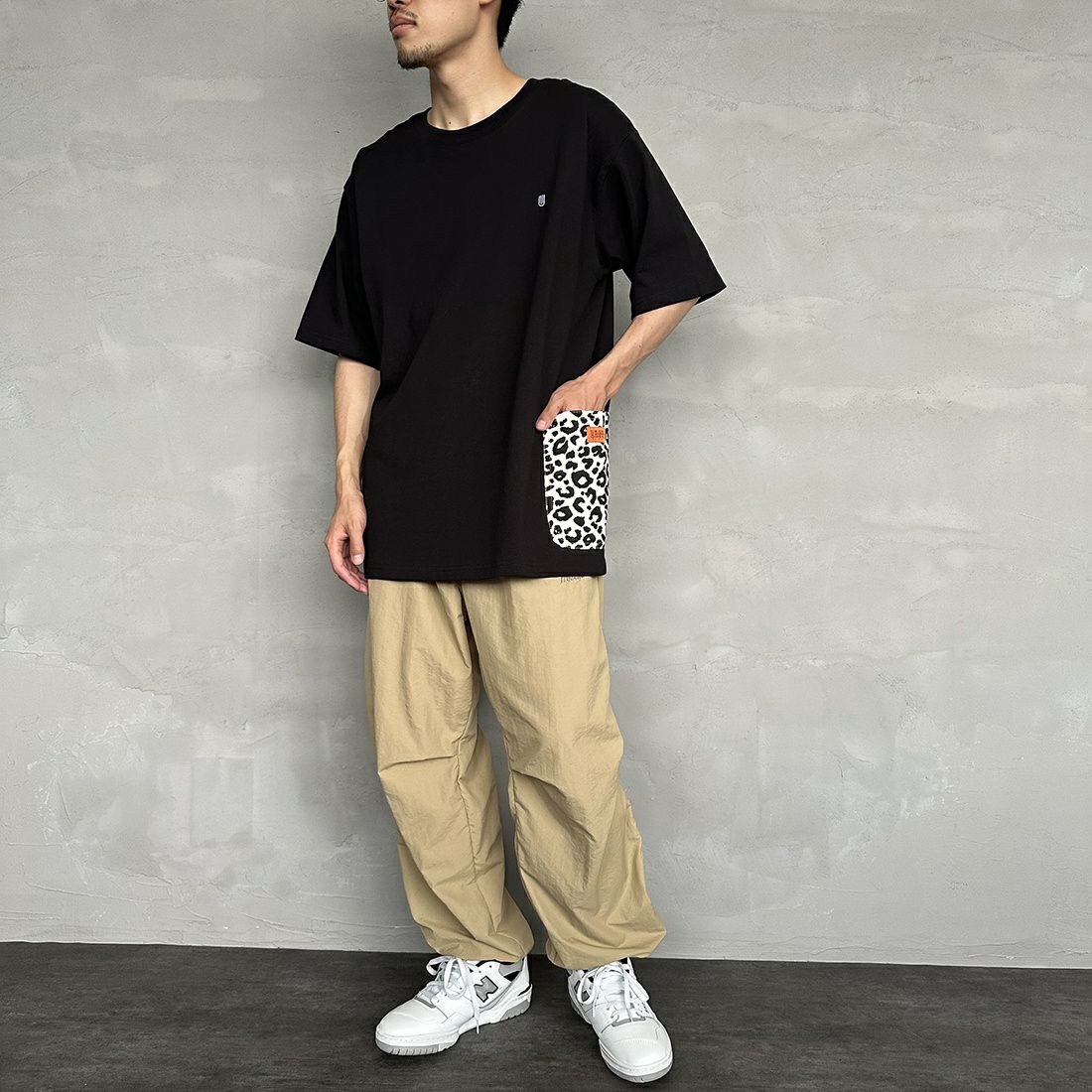 UNIVERSAL OVERALL [ユニバーサルオーバーオール] 別注 カバーオールTシャツ [U2311280IN-JF] BLK/LEO WH&&モデル身長：168cm 着用サイズ：XL&&