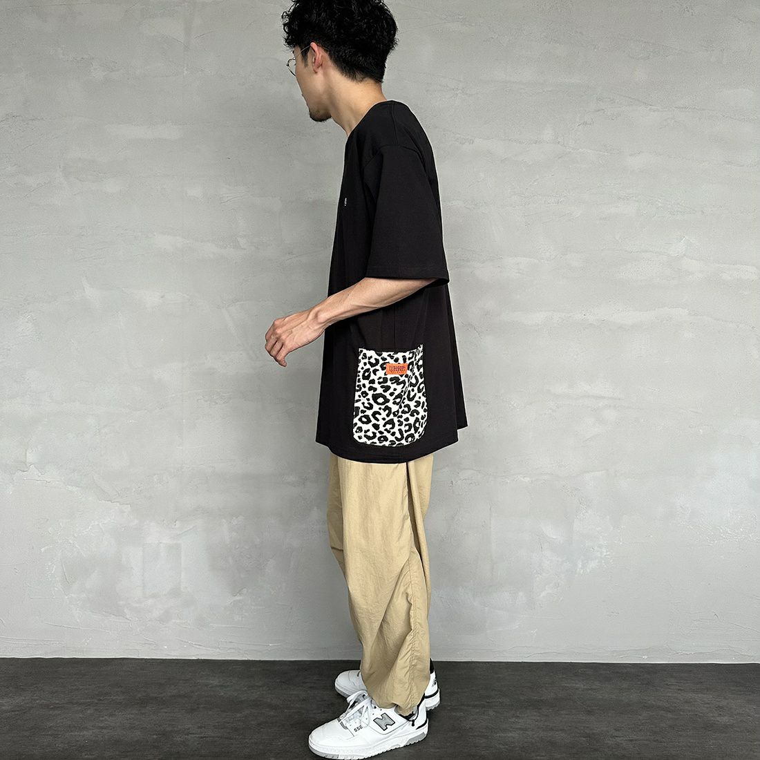 UNIVERSAL OVERALL [ユニバーサルオーバーオール] 別注 カバーオールTシャツ [U2311280IN-JF] BLK/LEO WH&&モデル身長：168cm 着用サイズ：XL&&