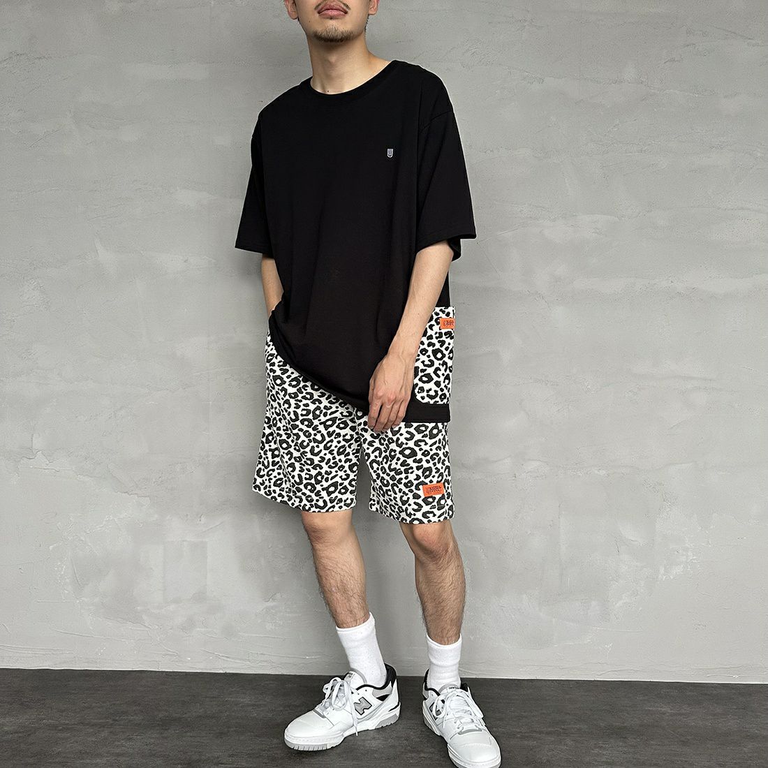 UNIVERSAL OVERALL [ユニバーサルオーバーオール] 別注 カバーオールTシャツ [U2311280IN-JF] BLK/LEO WH&&モデル身長：168cm 着用サイズ：XL&&