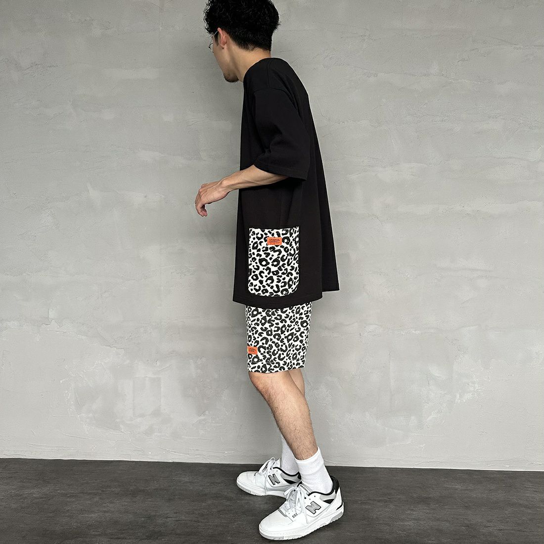 UNIVERSAL OVERALL [ユニバーサルオーバーオール] 別注 カバーオールTシャツ [U2311280IN-JF] BLK/LEO WH&&モデル身長：168cm 着用サイズ：XL&&