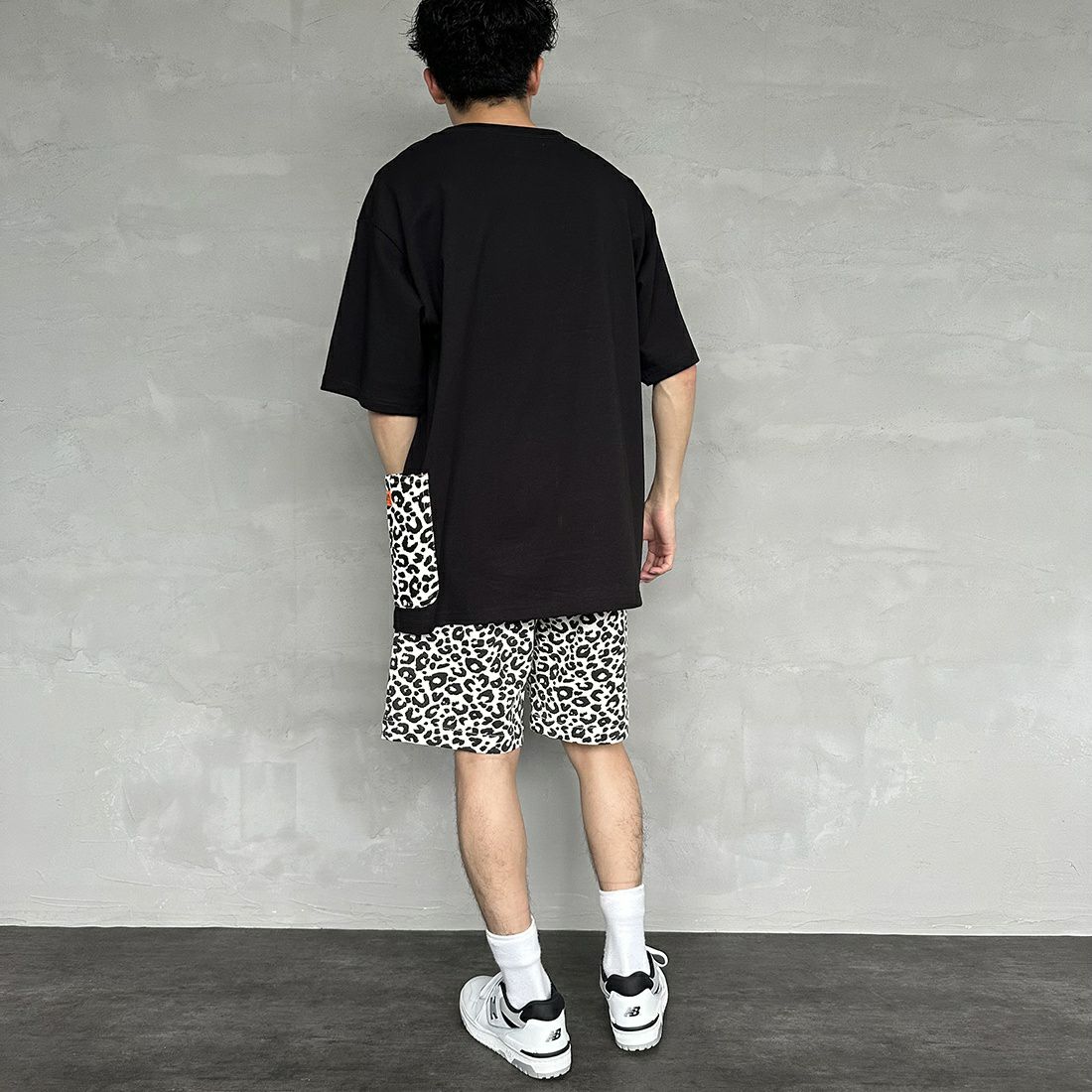 UNIVERSAL OVERALL [ユニバーサルオーバーオール] 別注 カバーオールTシャツ [U2311280IN-JF] BLK/LEO WH&&モデル身長：168cm 着用サイズ：XL&&