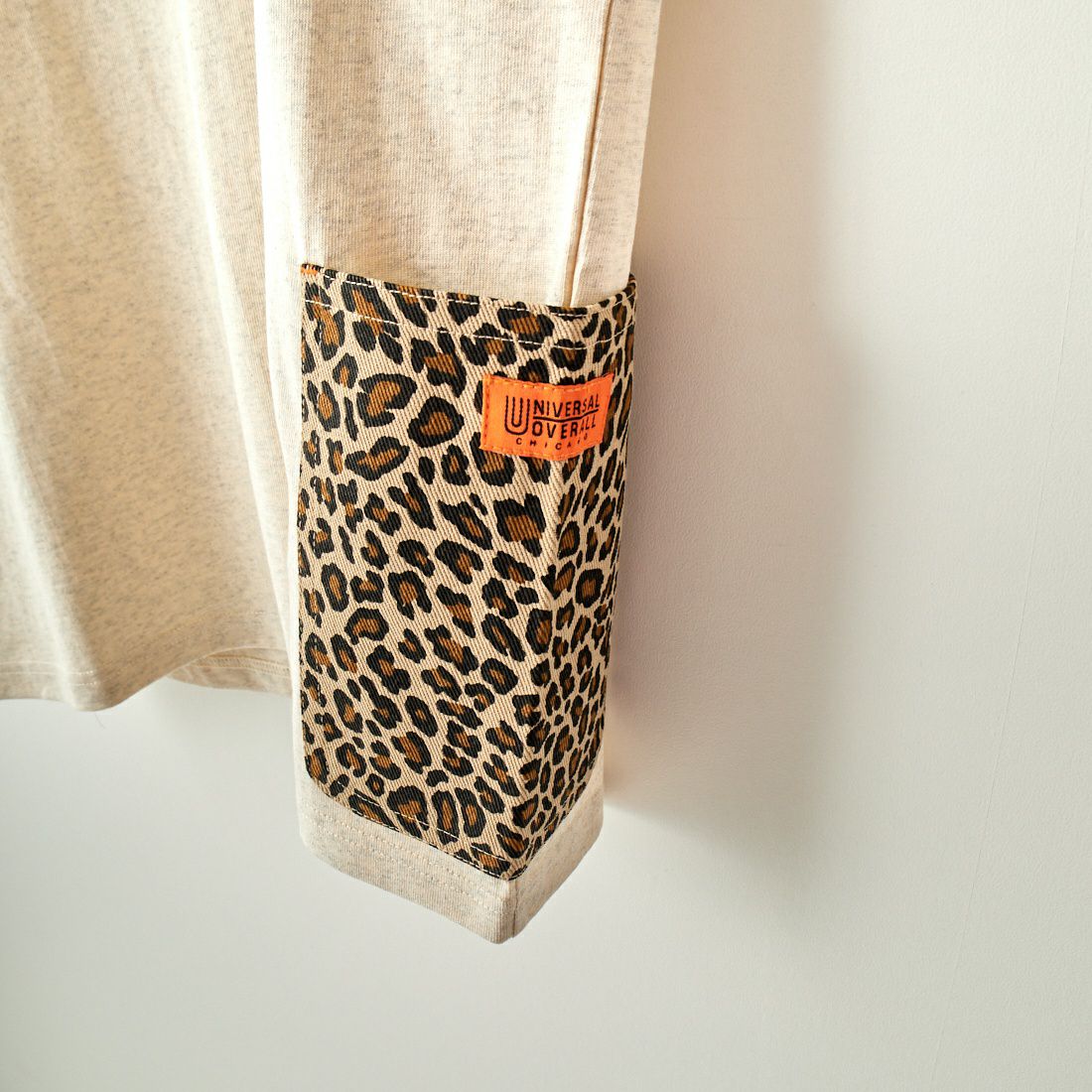 UNIVERSAL OVERALL [ユニバーサルオーバーオール] 別注 カバーオールTシャツ [U2311280IN-JF] OAT/LEO BE