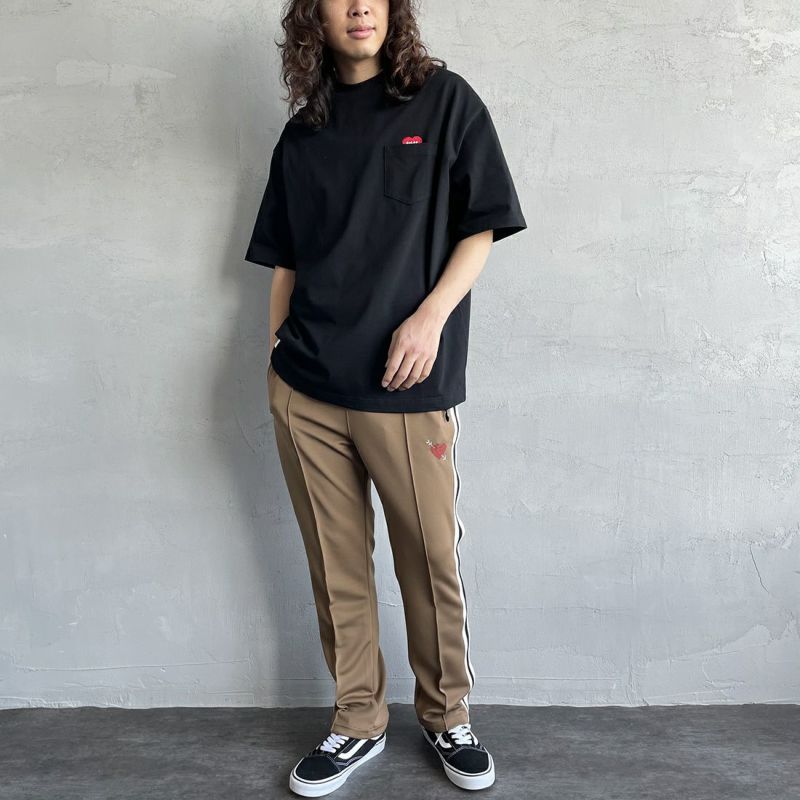 POLeR [ポーラー] 別注 FURRY HART ワンポイントロゴ刺繍ポケットTシャツ [231MCV4000-JF] BLACK &&モデル身長：173cm 着用サイズ：L&&