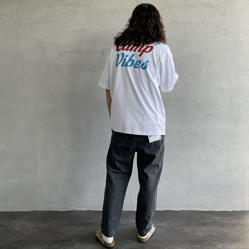 POLeR [ポーラー] 別注 CAMP VIBES バックプリントTシャツ [231MCV4001-JF] WHITE &&モデル身長：173cm 着用サイズ：L&&