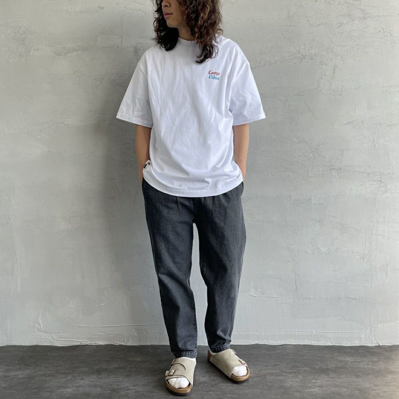 POLeR [ポーラー] 別注 CAMP VIBES バックプリントTシャツ [231MCV4001-JF] WHITE &&モデル身長：173cm 着用サイズ：L&&