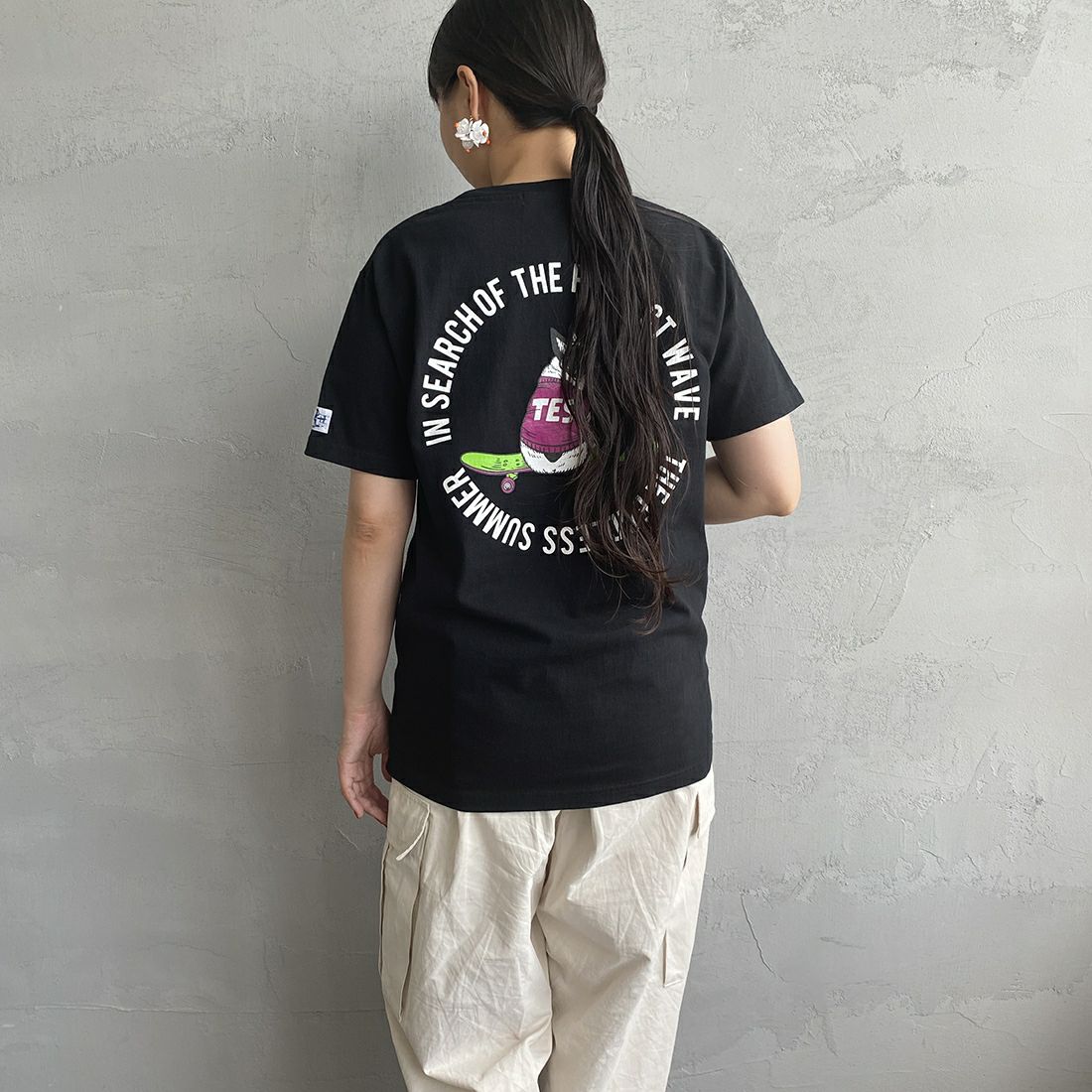 The Endless Summer [エンドレスサマー] 別注 サークルBUHI バックプリントTシャツ [FH-23574517-JF] 01 BLACK&&モデル身長：156cm 着用サイズ：S&&