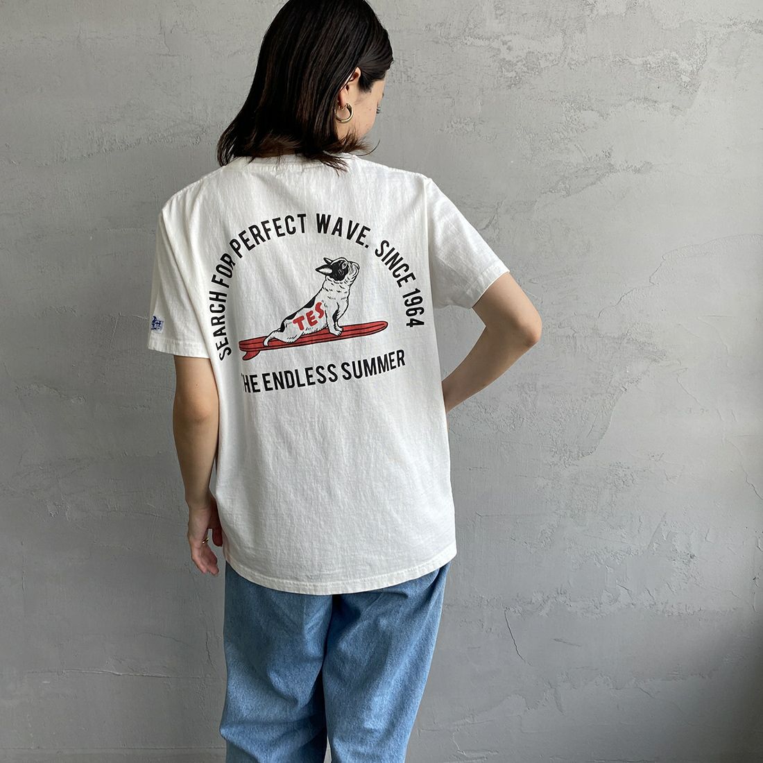 The Endless Summer [エンドレスサマー] 別注 YOGA BUHI バックプリントTシャツ [FH-23574518-JF] 07 WHITE&&モデル身長：163cm 着用サイズ：S&&