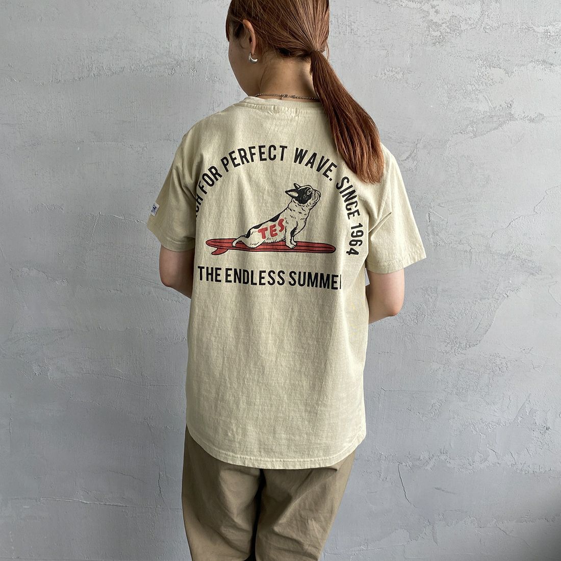 The Endless Summer [エンドレスサマー] 別注 YOGA BUHI バックプリントTシャツ [FH-23574518-JF] 35 BEIGE&&モデル身長：156cm 着用サイズ：S&&