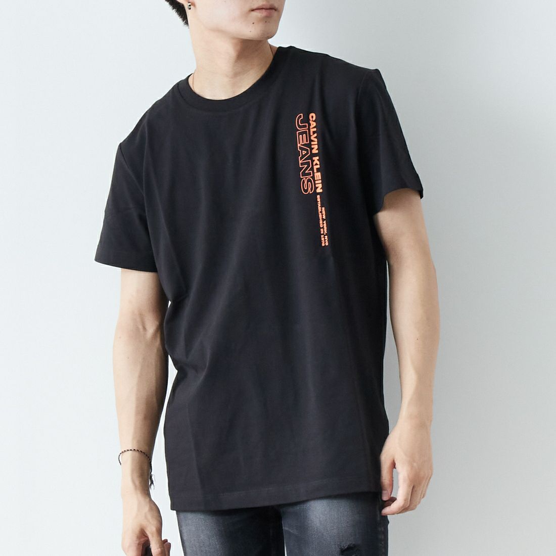 Calvin Klein Jeans [カルバンクライン ジーンズ] アウトラインロゴTシャツ [J30J323925] BEH &&モデル身長：169cm 着用サイズ：M&&