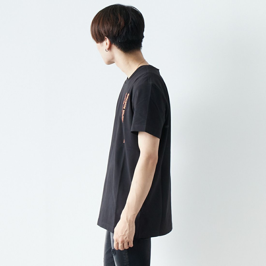 Calvin Klein Jeans [カルバンクライン ジーンズ] アウトラインロゴTシャツ [J30J323925] BEH &&モデル身長：169cm 着用サイズ：M&&