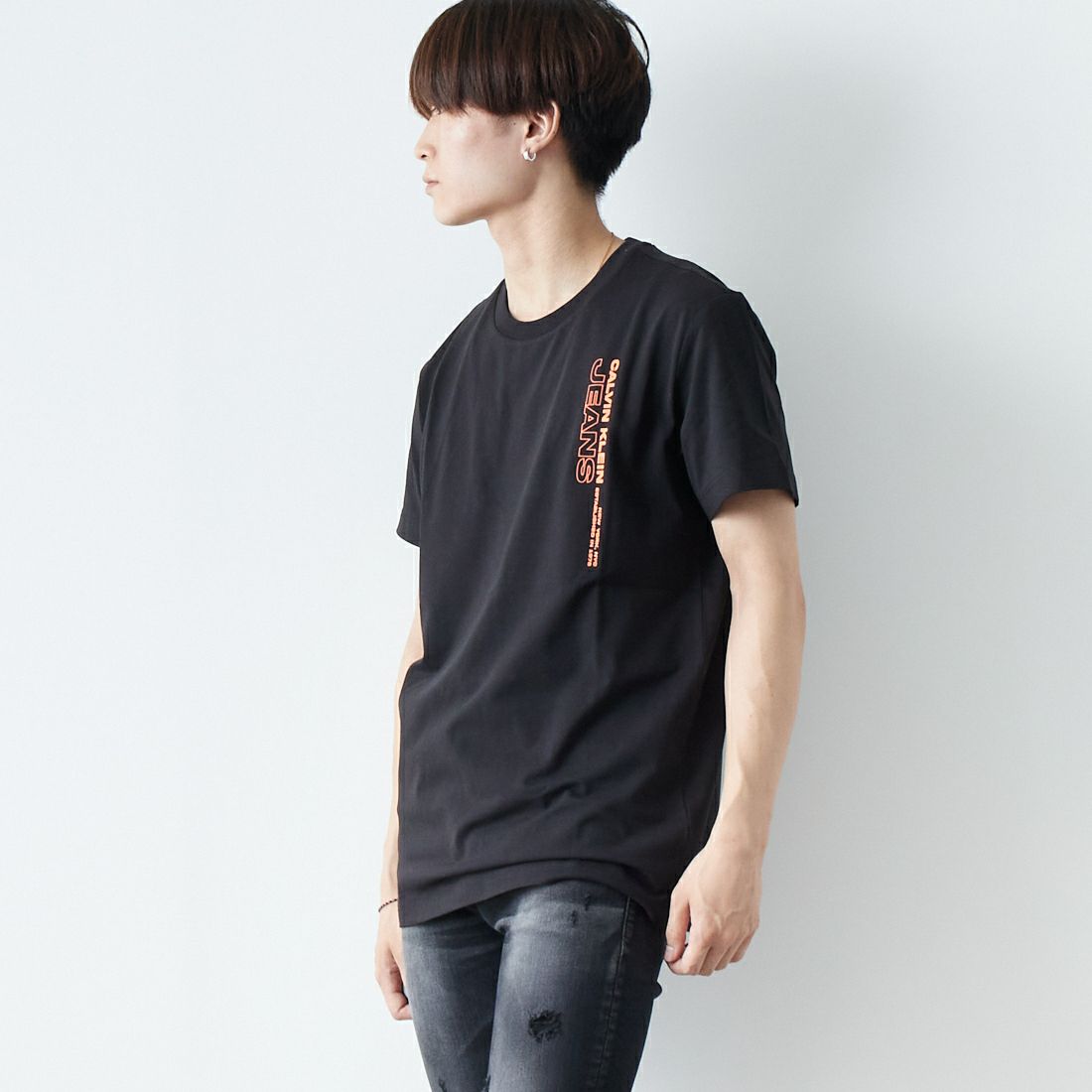 Calvin Klein Jeans [カルバンクライン ジーンズ] アウトラインロゴTシャツ [J30J323925] BEH &&モデル身長：169cm 着用サイズ：M&&