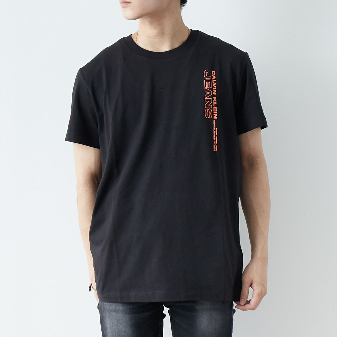 Calvin Klein Jeans [カルバンクライン ジーンズ] アウトラインロゴTシャツ [J30J323925] BEH &&モデル身長：169cm 着用サイズ：M&&
