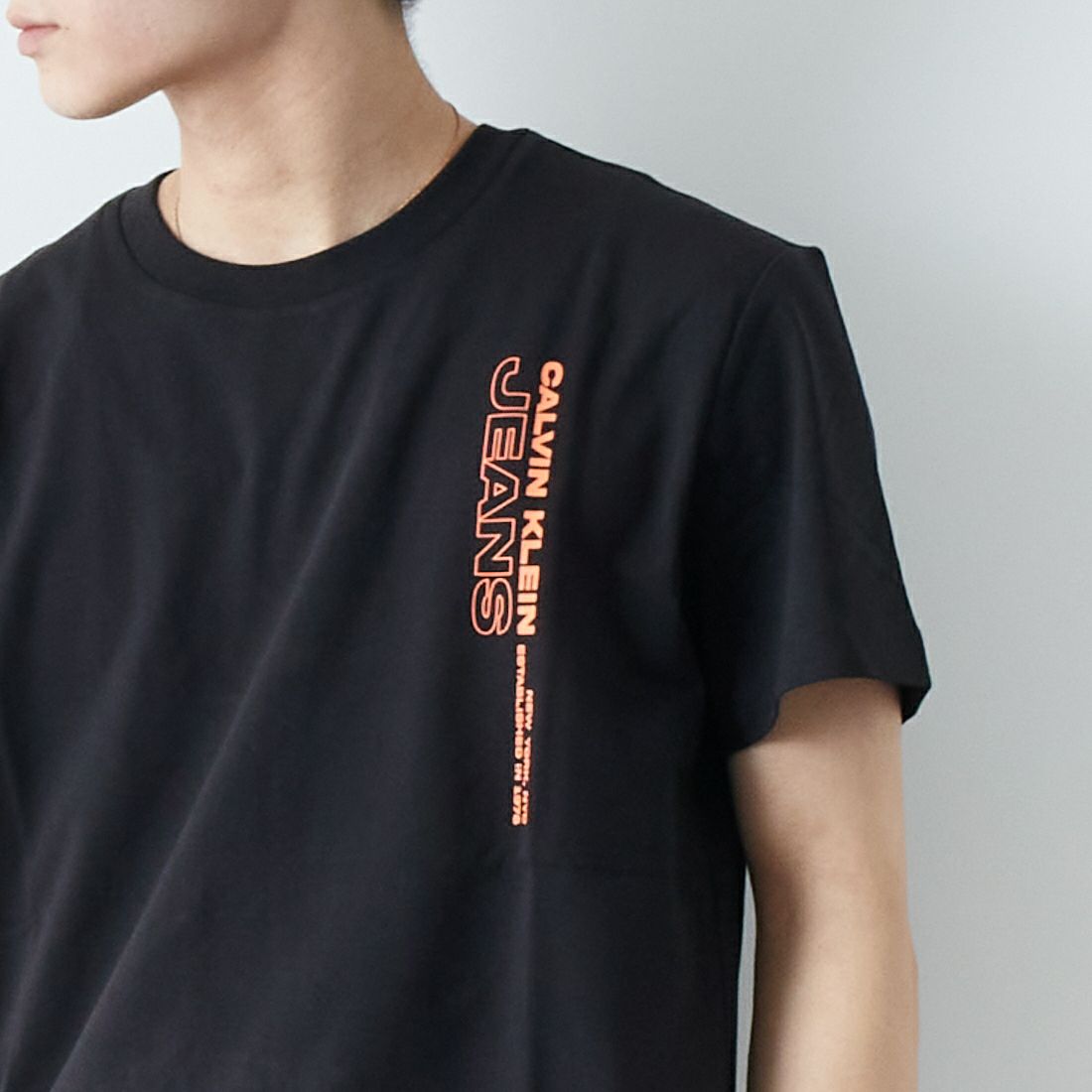 Calvin Klein Jeans [カルバンクライン ジーンズ] アウトラインロゴTシャツ [J30J323925] BEH &&モデル身長：169cm 着用サイズ：M&&