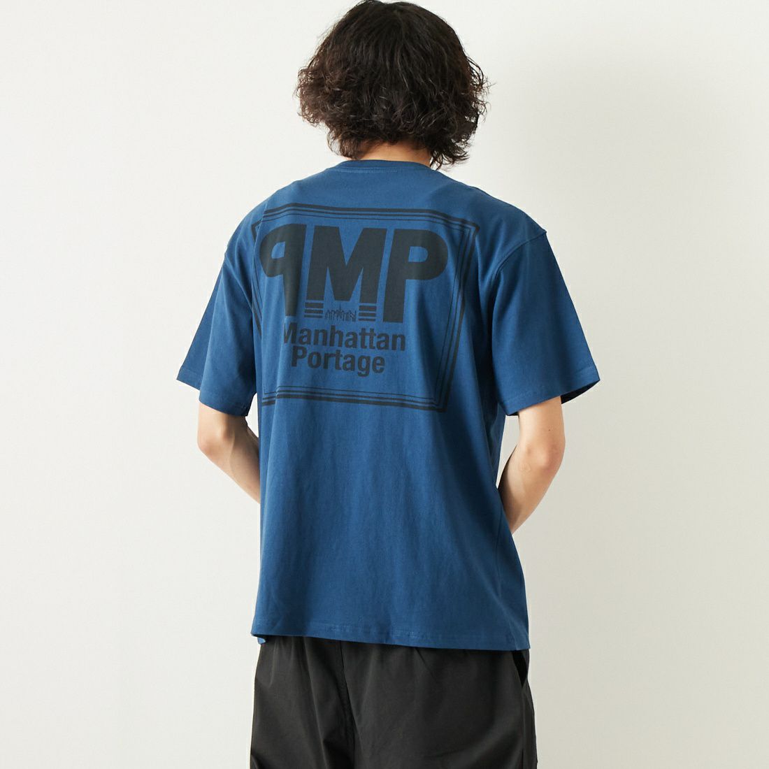 MANHATTAN PORTAGE [マンハッタンポーテージ] ショートスリーブプリントTシャツ [23FW-MP-M554] 53 D.BLUE &&モデル身長：182cm 着用サイズ：L&&