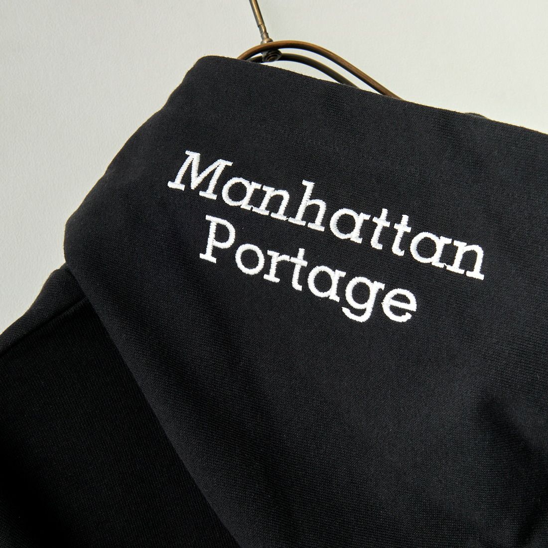 MANHATTAN PORTAGE [マンハッタンポーテージ] 別注 フードロゴ刺繍 スウェットパーカー [23FWMP-IN42-JF] D.GREEN