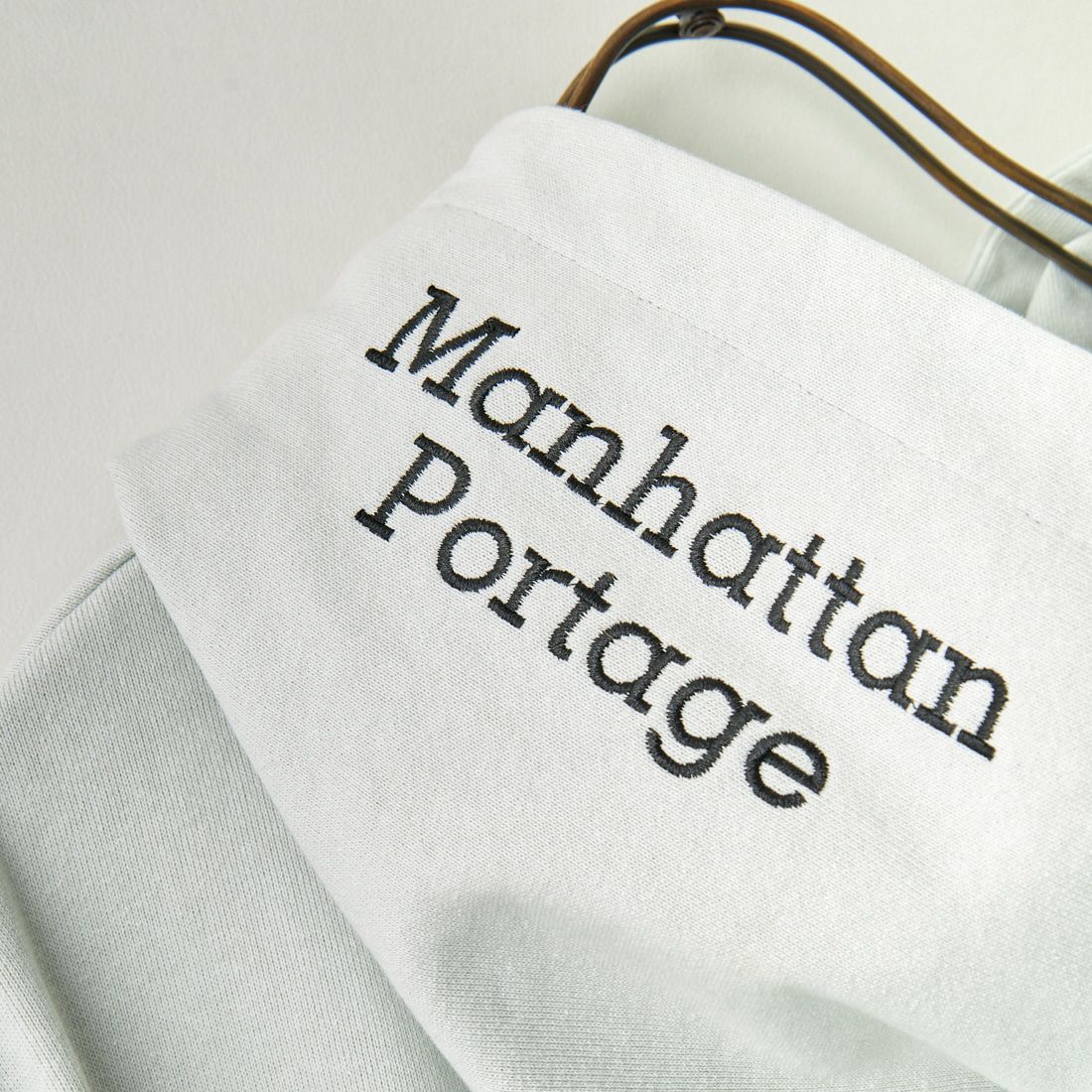 MANHATTAN PORTAGE [マンハッタンポーテージ] 別注 フードロゴ刺繍 スウェットパーカー [23FWMP-IN42-JF] GRAY