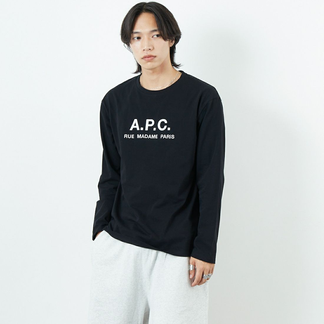 A.P.C. [アー・ペー・セー] ロゴ刺繍 ロングスリーブTシャツ [RUE-MADAME-H-MANCHES] 99 NOIR &&モデル身長：179cm 着用サイズ：M&&
