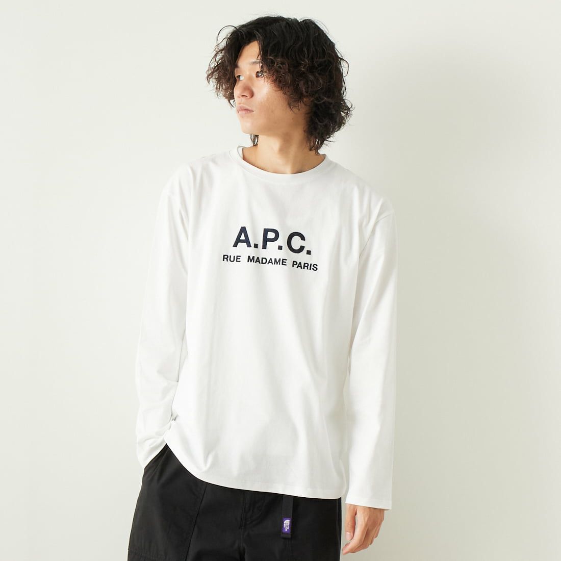 A.P.C. [アー・ペー・セー] ロゴプリント ロングスリーブTシャツ [RUE-MADAME-H-MANCHES] 90 BLANC &&モデル身長：182cm 着用サイズ：L&&