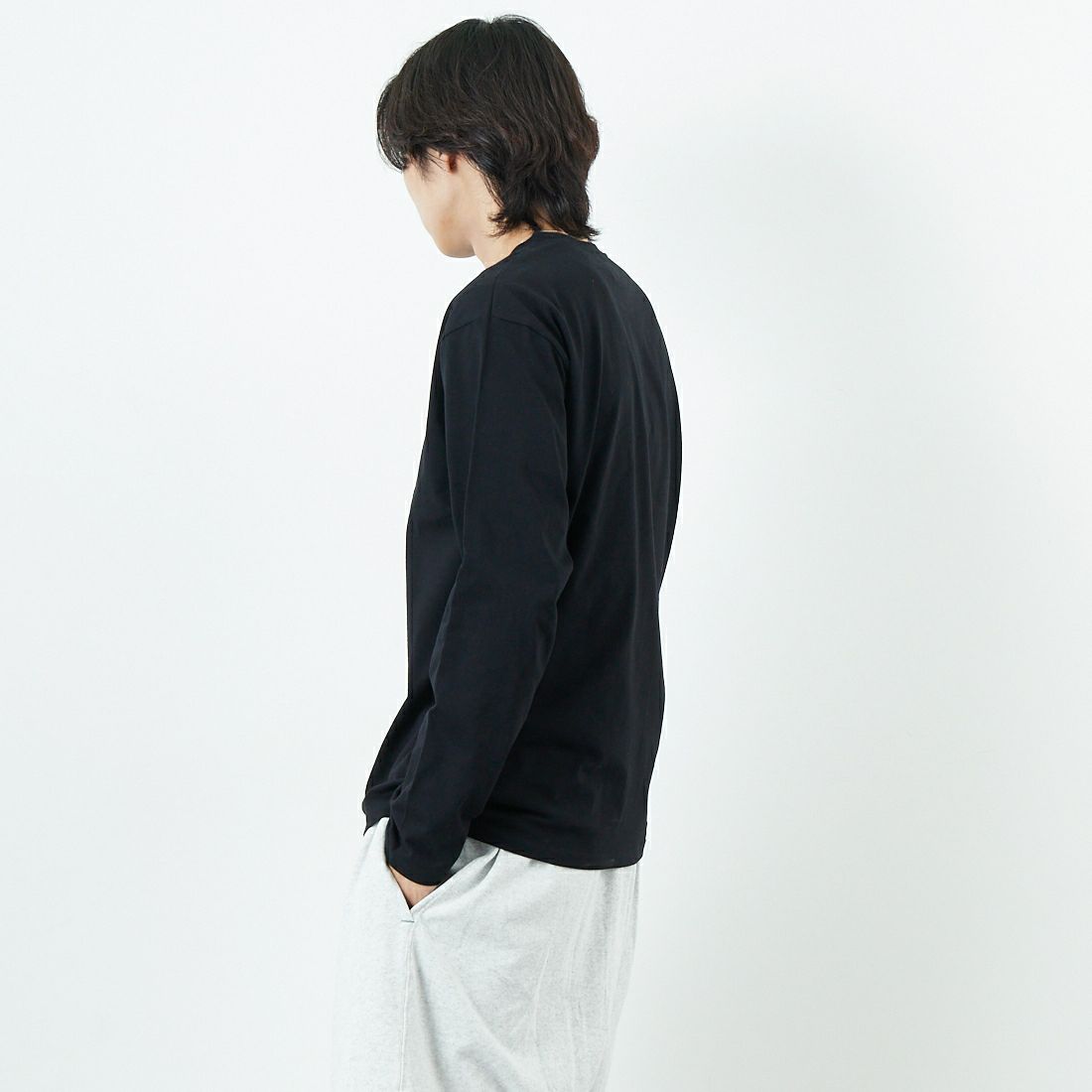 A.P.C. [アー・ペー・セー] ロゴ刺繍 ロングスリーブTシャツ [RUE-MADAME-H-MANCHES] 99 NOIR &&モデル身長：179cm 着用サイズ：M&&